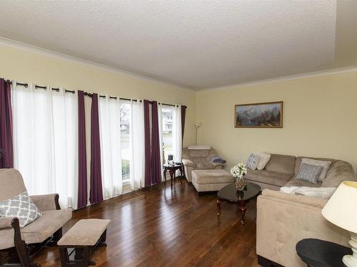 125 Anten Street, Thunder Bay, ON - Indoor Photo Showing Living Room