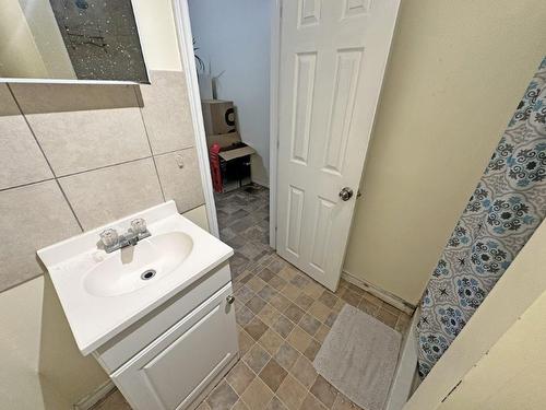 447 Oliver Road, Thunder Bay, ON - Indoor Photo Showing Bathroom