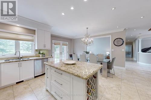 64 Woodland Hills Boulevard, Aurora, ON - Indoor Photo Showing Kitchen