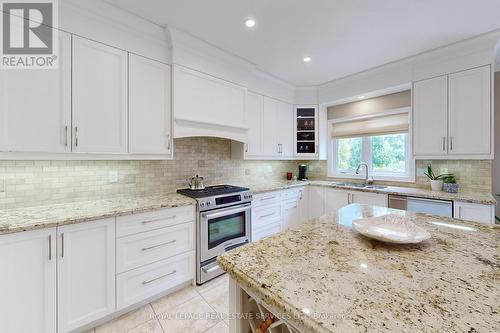 64 Woodland Hills Boulevard, Aurora, ON - Indoor Photo Showing Kitchen With Upgraded Kitchen