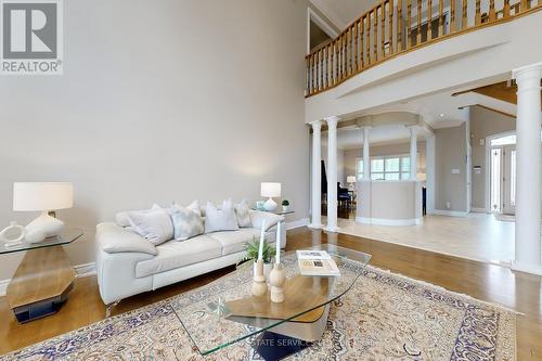 64 Woodland Hills Boulevard, Aurora, ON - Indoor Photo Showing Living Room