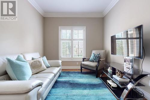 64 Woodland Hills Boulevard, Aurora, ON - Indoor Photo Showing Living Room