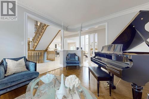 64 Woodland Hills Boulevard, Aurora, ON - Indoor Photo Showing Living Room