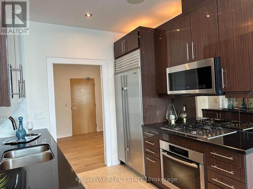 3404 - 220 Burnhamthorpe Road W, Mississauga, ON - Indoor Photo Showing Kitchen With Double Sink With Upgraded Kitchen