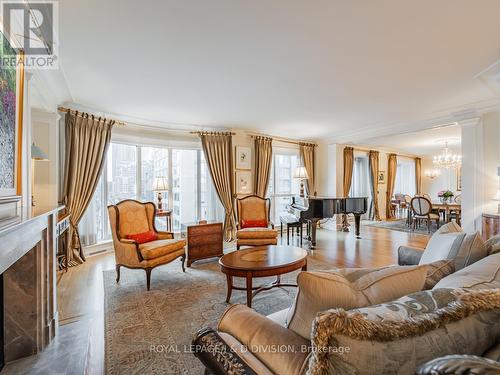 808 - 38 Avenue Road, Toronto, ON - Indoor Photo Showing Living Room