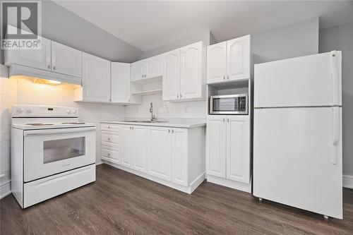 447 Lyndock Street, St Clair, ON - Indoor Photo Showing Kitchen