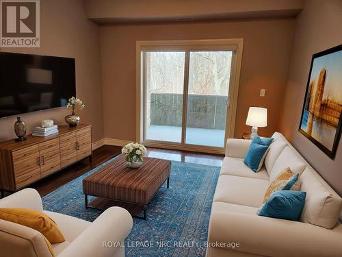 328 - 8111 Forest Glen Drive, Niagara Falls (208 - Mt. Carmel), ON - Indoor Photo Showing Living Room