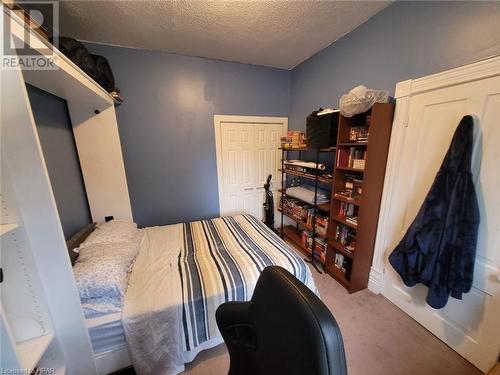 Bedroom featuring carpet, a textured ceiling, and a closet - 1061 Margaret Street, London, ON 