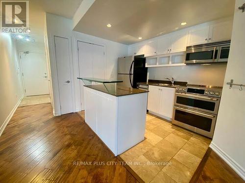 403 - 218 Queens Quay W, Toronto, ON - Indoor Photo Showing Kitchen