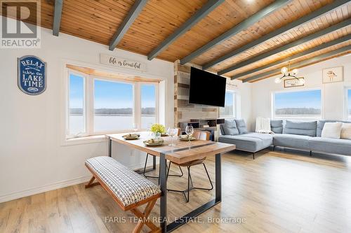 122 Mitchells Beach Road, Tay, ON - Indoor Photo Showing Living Room