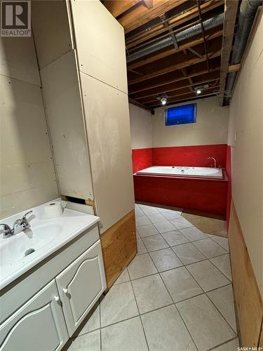 203 2Nd Avenue N, Stenen, SK - Indoor Photo Showing Laundry Room