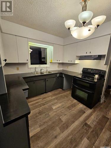 203 2Nd Avenue N, Stenen, SK - Indoor Photo Showing Kitchen With Double Sink