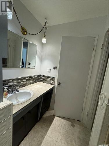 203 2Nd Avenue N, Stenen, SK - Indoor Photo Showing Bathroom