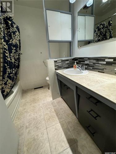 203 2Nd Avenue N, Stenen, SK - Indoor Photo Showing Bathroom