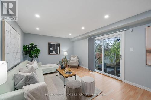 120 Four Oaks Crescent, London, ON - Indoor Photo Showing Living Room