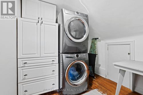 18 Thomas Street, St. Catharines (451 - Downtown), ON - Indoor Photo Showing Laundry Room