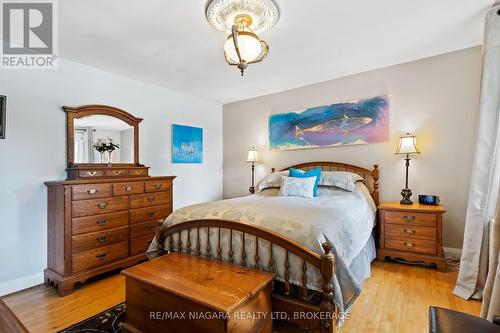 18 Thomas Street, St. Catharines (451 - Downtown), ON - Indoor Photo Showing Bedroom