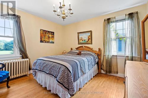 18 Thomas Street, St. Catharines (451 - Downtown), ON - Indoor Photo Showing Bedroom