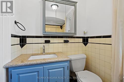 18 Thomas Street, St. Catharines (451 - Downtown), ON - Indoor Photo Showing Bathroom