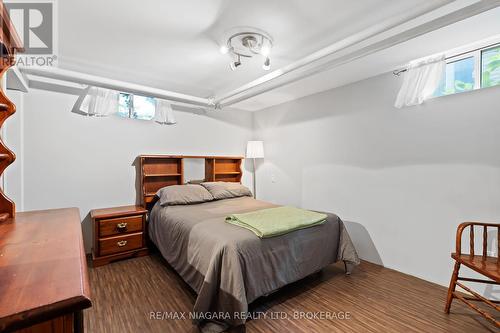 18 Thomas Street, St. Catharines (451 - Downtown), ON - Indoor Photo Showing Bedroom