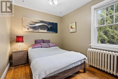 18 Thomas Street, St. Catharines (451 - Downtown), ON - Indoor Photo Showing Bedroom