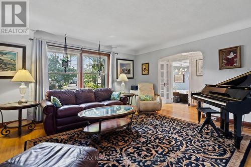 18 Thomas Street, St. Catharines (451 - Downtown), ON - Indoor Photo Showing Living Room