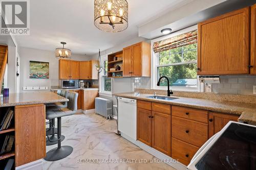 18 Thomas Street, St. Catharines (451 - Downtown), ON - Indoor Photo Showing Kitchen