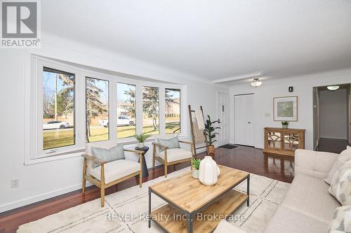 1112 Kennedy Drive, Fort Erie (334 - Crescent Park), ON - Indoor Photo Showing Living Room