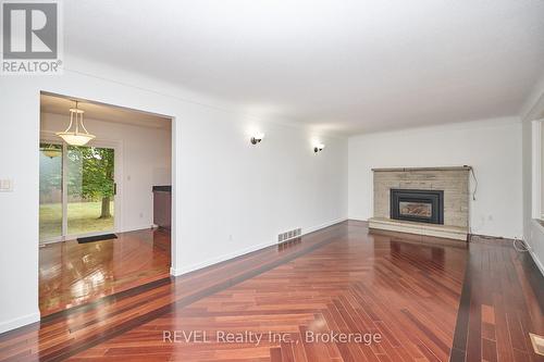 1112 Kennedy Drive, Fort Erie (334 - Crescent Park), ON - Indoor Photo Showing Living Room With Fireplace