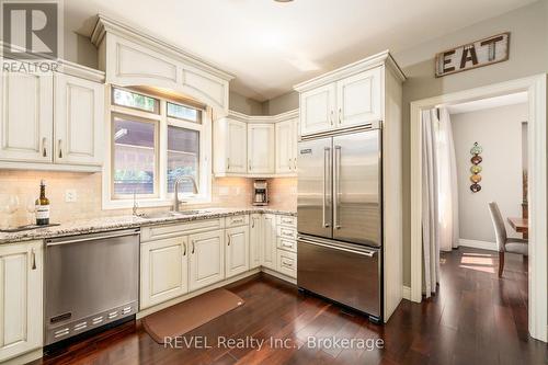 22 Red Haven Drive, Niagara-On-The-Lake, ON - Indoor Photo Showing Kitchen With Upgraded Kitchen