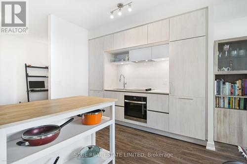 716 - 6 David Eyer Road, Richmond Hill, ON - Indoor Photo Showing Kitchen