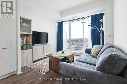 716 - 6 David Eyer Road, Richmond Hill, ON - Indoor Photo Showing Living Room