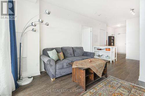 716 - 6 David Eyer Road, Richmond Hill, ON - Indoor Photo Showing Living Room