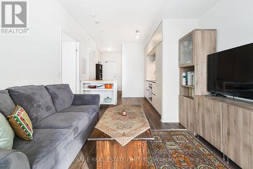 716 - 6 David Eyer Road, Richmond Hill, ON - Indoor Photo Showing Living Room