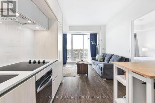 716 - 6 David Eyer Road, Richmond Hill, ON - Indoor Photo Showing Kitchen