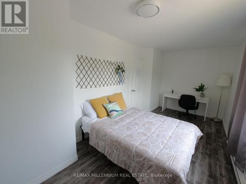 2 - 512 Mosley Street, Wasaga Beach, ON - Indoor Photo Showing Bedroom