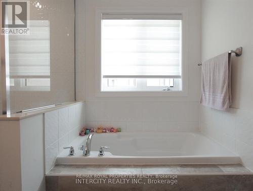 110 Durham Avenue, Barrie, ON - Indoor Photo Showing Bathroom