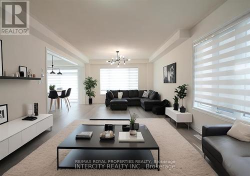 110 Durham Avenue, Barrie, ON - Indoor Photo Showing Living Room