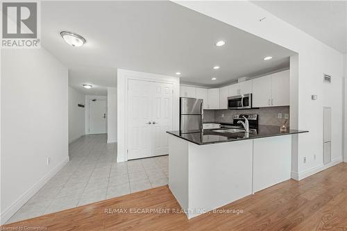 608 - 399 Elizabeth Street, Burlington, ON - Indoor Photo Showing Kitchen