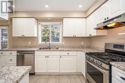 416 Olde Village Lane, Shelburne, ON - Indoor Photo Showing Kitchen With Double Sink With Upgraded Kitchen