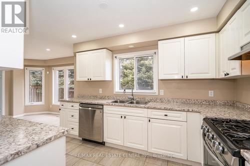 416 Olde Village Lane, Shelburne, ON - Indoor Photo Showing Kitchen With Double Sink With Upgraded Kitchen