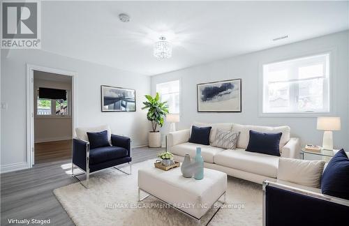 2 - 102 Donnici Drive, Hamilton, ON - Indoor Photo Showing Living Room