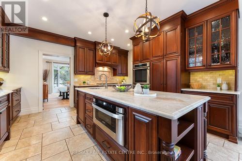 994 Stonebrook Road, Cambridge, ON - Indoor Photo Showing Kitchen With Upgraded Kitchen