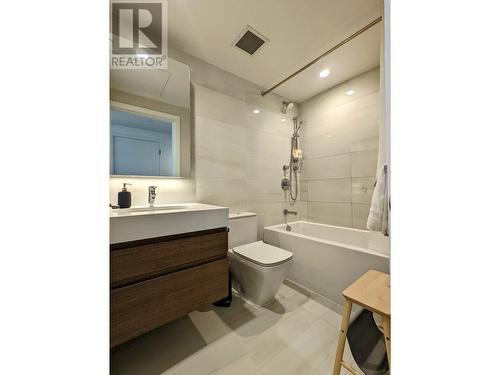 6463 Silver Ave, Burnaby, BC - Indoor Photo Showing Bathroom