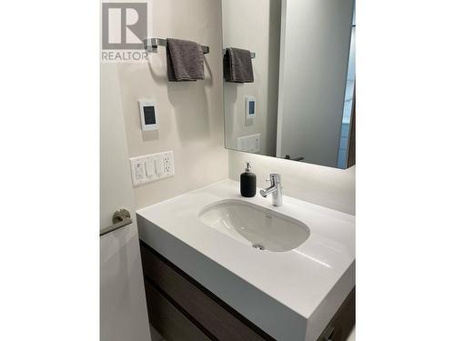 6463 Silver Ave, Burnaby, BC - Indoor Photo Showing Bathroom