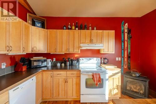 702 9Th Avenue, Fernie, BC - Indoor Photo Showing Kitchen