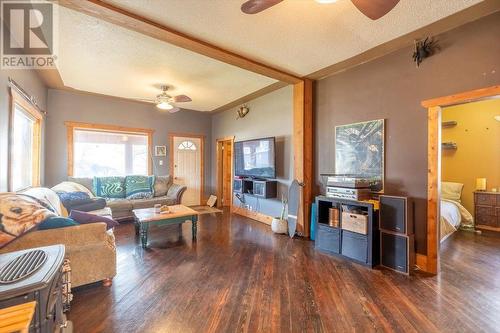 702 9Th Avenue, Fernie, BC - Indoor Photo Showing Living Room