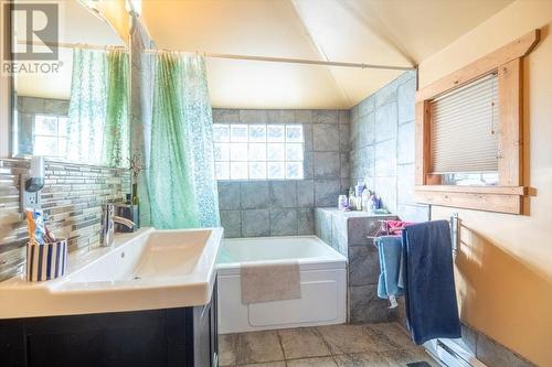 702 9Th Avenue, Fernie, BC - Indoor Photo Showing Bathroom