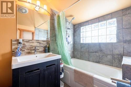 702 9Th Avenue, Fernie, BC - Indoor Photo Showing Bathroom