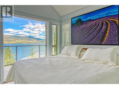 7016 Barcelona Drive Unit# 6, Kelowna, BC - Indoor Photo Showing Bedroom With Body Of Water